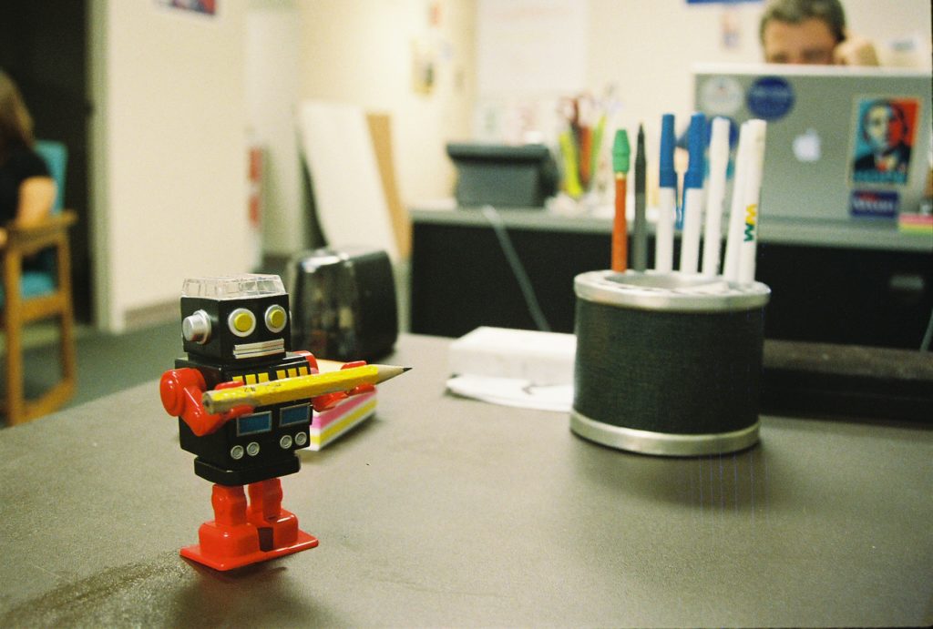 Ein Bleistiftspitzer in Form eines Roboters auf einem Schreibtisch
