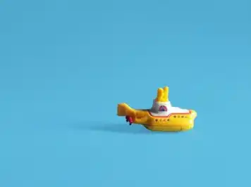 Ein Bild eines Spielzeugschiffs