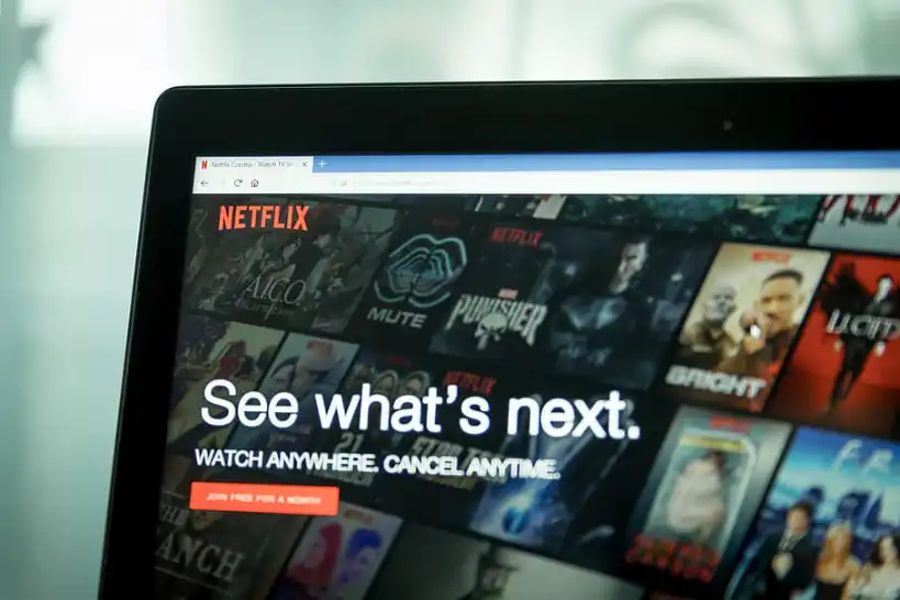 Ein Laptop, auf dem die Website von Netflix angezeigt wird