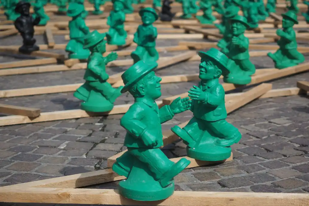 Grüne Figurinen von Männern mit Hüten