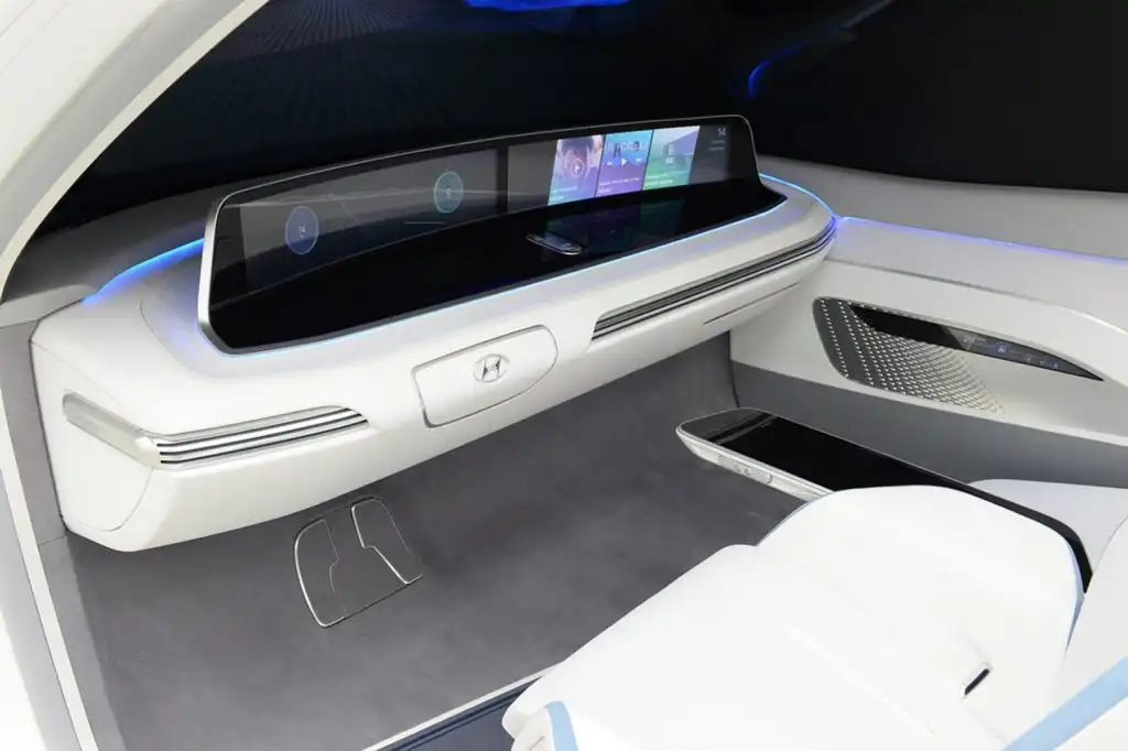 Der Innenraum eines Hyundai-Fahrzeugs mit eingebauten Monitoren, vorgestellt auf der CES 2017