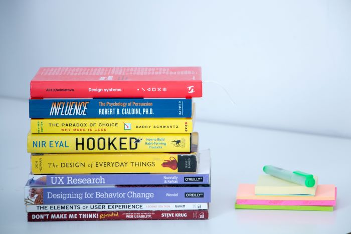 Ein Stapel verschiedener Bücher zum Thema Benutzerverhalten und Benutzererfahrung.