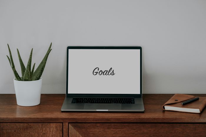Ein Foto von einem Computer, auf dem das Wort „goals“ angezeigt wird.