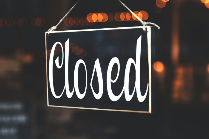 Zdjęcię tabliczki z napisem "closed"