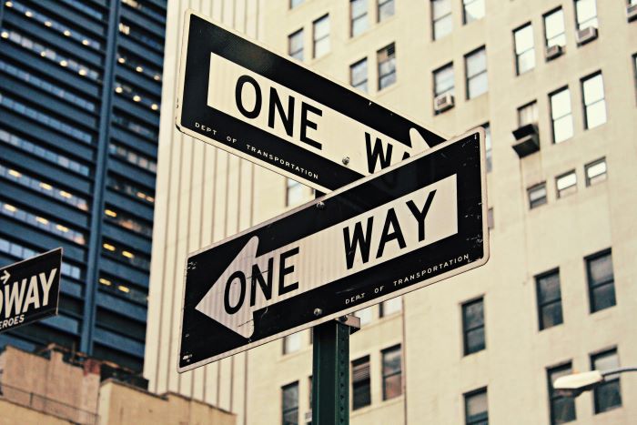 Drogowskazy w mieście z napisem "one way"